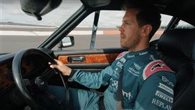 ▲Sebastian Vettel及Lance Stroll試駕007的DB5。（圖／翻攝Aston Martin YT）
