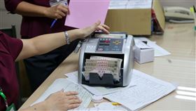 高雄券完成配送高雄市配合中央振興五倍券發放「高雄券」，高雄銀行4日已將高雄券配送至各戶政事務所，預計全市2萬家以上的合作業者5日上午8時起就能到戶政事務所或是透過配送等方式領券。（高雄市政府提供）中央社記者蔡孟妤傳真  110年10月5日