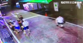 移工們因細故當街大打出手。翻攝畫面