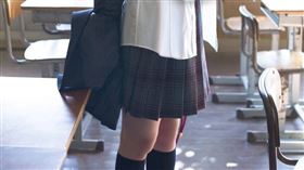 星名美津紀在16歲時曾一組教室的學生寫真迅速爆紅。（圖／翻攝自推特）