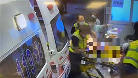 台中市霧峰中正路，堆高機牙叉停半空中，王姓騎士雙載迎面撞，正中頭部，(圖／翻攝畫面)