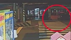 台中市霧峰中正路，堆高機牙叉停半空中，王姓騎士雙載迎面撞，正中頭部，(圖／翻攝畫面)