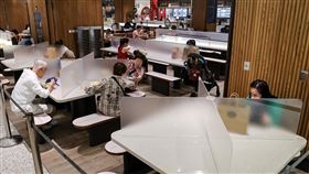 餐飲業防疫規範將放寬  內用不限隔板（1）中央流行疫情指揮中心4日宣布，自10月5日起餐飲業的防疫規範可放寬，包含內用不限隔板或1.5公尺間距。圖為台北市一間百貨公司在用餐區設立隔板。中央社記者鄭清元攝  110年10月4日