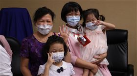 許小妹妹跟李小妹妹的親友，都十分感謝家屬大愛捐腎，讓愛傳承。（圖／北榮提供）