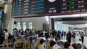 中秋連假開跑  首日高鐵嘉義站現人潮中秋節4天連假正式開跑，高鐵嘉義站表示，從17日下午過後，嘉義站返鄉人潮明顯增加；18日的高鐵班次幾乎是客滿，嘉義站的下車人潮更多。中央社記者姜宜菁攝  110年9月18日