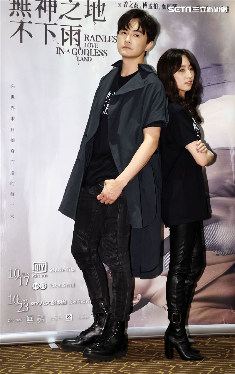 鄭元暢、柯佳嬿出席「無神之地不下雨」特映會。（記者邱榮吉/攝影）
