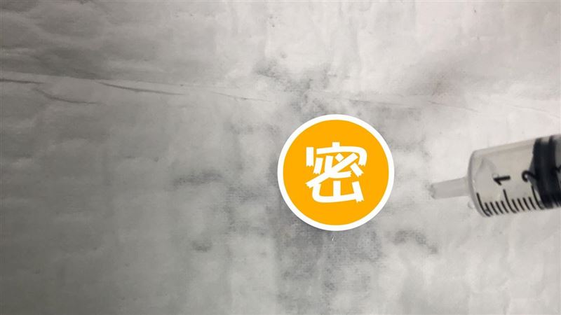 10歲童鼻搔癢流血　夾出3公分大蟲