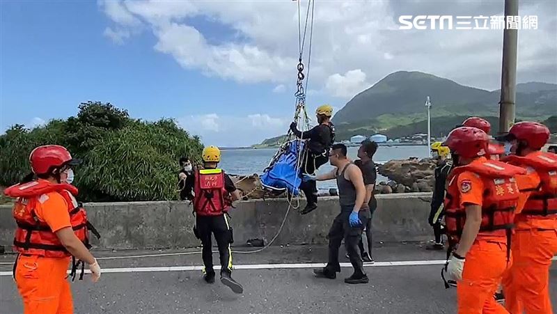 瑞芳驚見不明浮屍　西裝褲男趴出水口