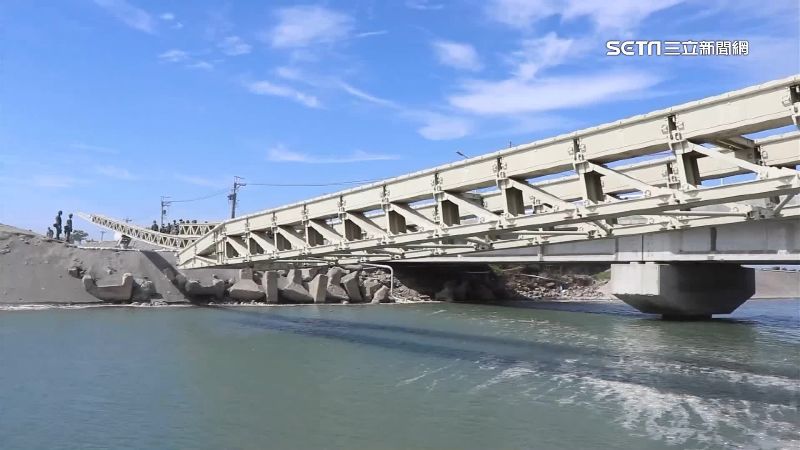 若橋梁遭炸毀　工兵群火速搭建臨時橋
