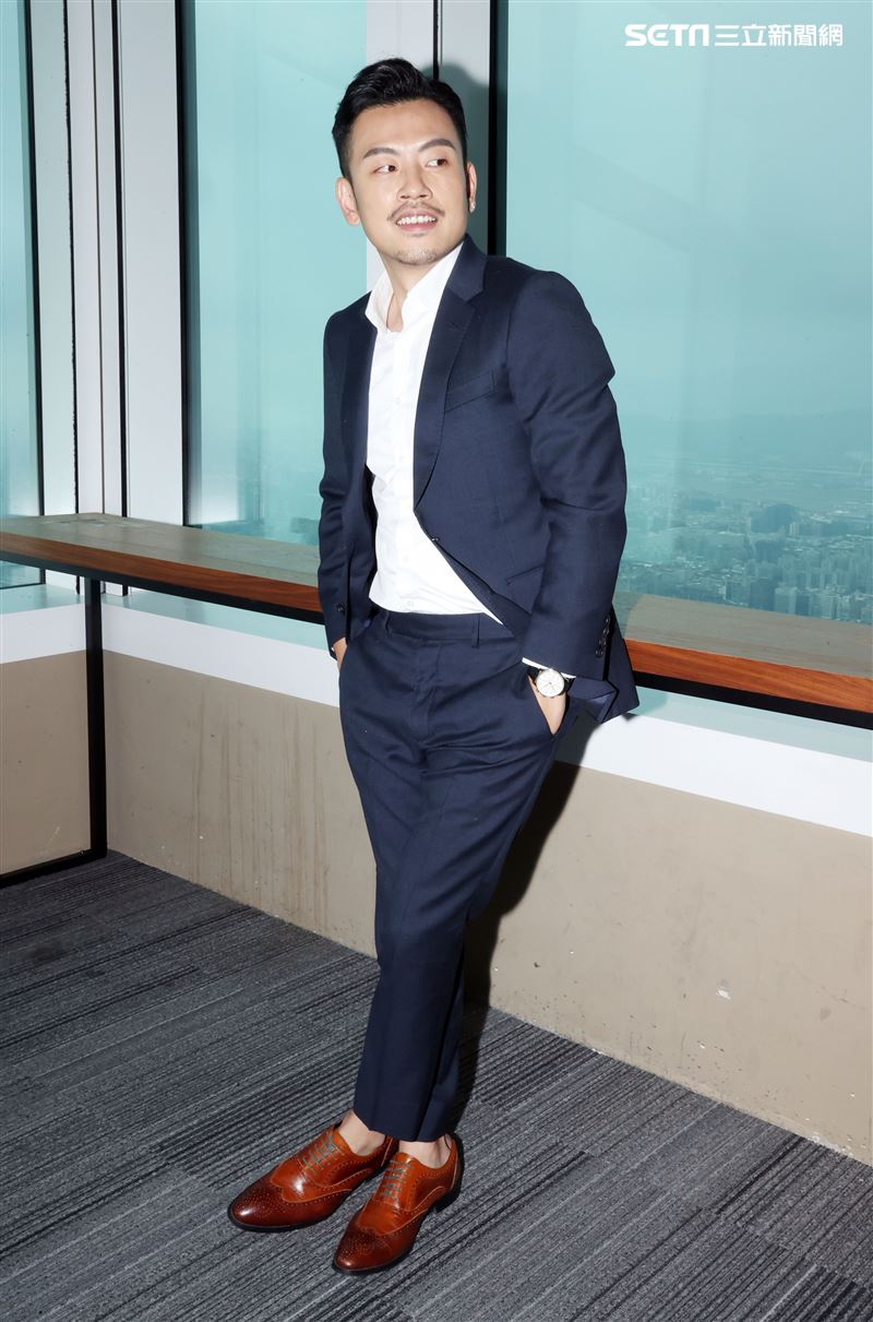 網紅77老大三立新聞網專訪。（記者邱榮吉/攝影）