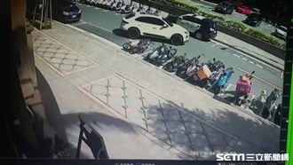 休旅車撞趴整排機車　闖禍後尷尬快閃