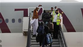 塔利班掌控阿富汗，許多人因為憂心未來遭到打壓，紛紛離開。（圖／路透社／達志影像）