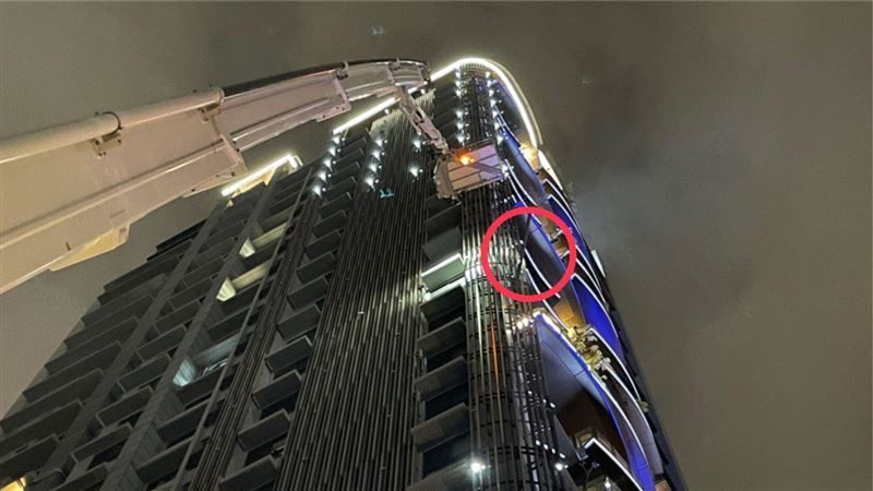 天降鋁管插林口社區外　消防急拆除