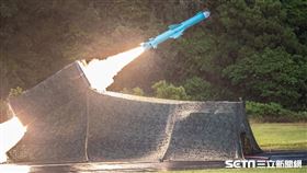 ：海軍機動飛彈車射擊雄風二型反艦飛彈。。(圖/國防部提供)