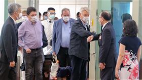 法國參議院友台小組主席李察（Alain Richard） 訪問團仍率議員訪台，班機於今（6）晨6時50分許抵達桃園機場，外交部政務次長曾厚仁親自前往接機。（圖／中央社提供）