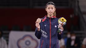 東奧跆拳道　羅嘉翎首闖奧運舞台就摘銅（2）年僅19歲的台灣跆拳道女將羅嘉翎首度登上奧運殿堂表現亮眼，25日勇奪東京奧運跆拳道女子57公斤量級銅牌，賽後羅嘉翎開心拿著獎牌合影留念。中央社記者吳家昇攝  110年7月25日