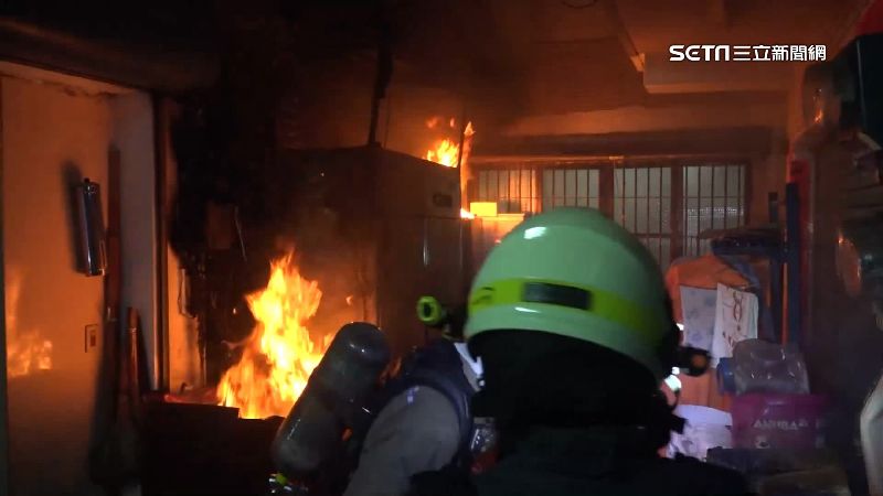 市場深夜竄大火　民眾圍觀遭勸竟嗆警