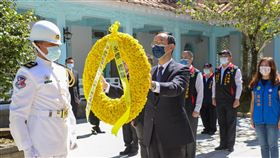 國民黨主席朱立倫今（6）日率率中常委、中央黨部主管前往國父紀念館向總理銅像獻花，並赴慈湖謁陵、頭寮謁陵，（圖／國民黨提供）
