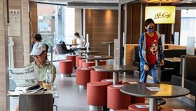 雙北開放內用  麥當勞用餐區嚴格防疫（2）雙北餐廳3日起有條件開放內用，麥當勞遵循防疫指引，落實隔板架設、並採梅花座保持安全距離，不少民眾一早來到麥當勞吃早餐看報紙。中央社記者鄭清元攝  110年8月3日