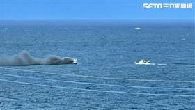 新北市金山海岸外2公里1艘漁船起火燃燒，鄰近漁船趕往救援。（圖／翻攝畫面）