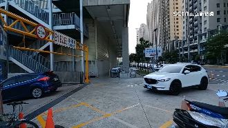 為進賣場車陣塞爆　全因車牌辨識系統