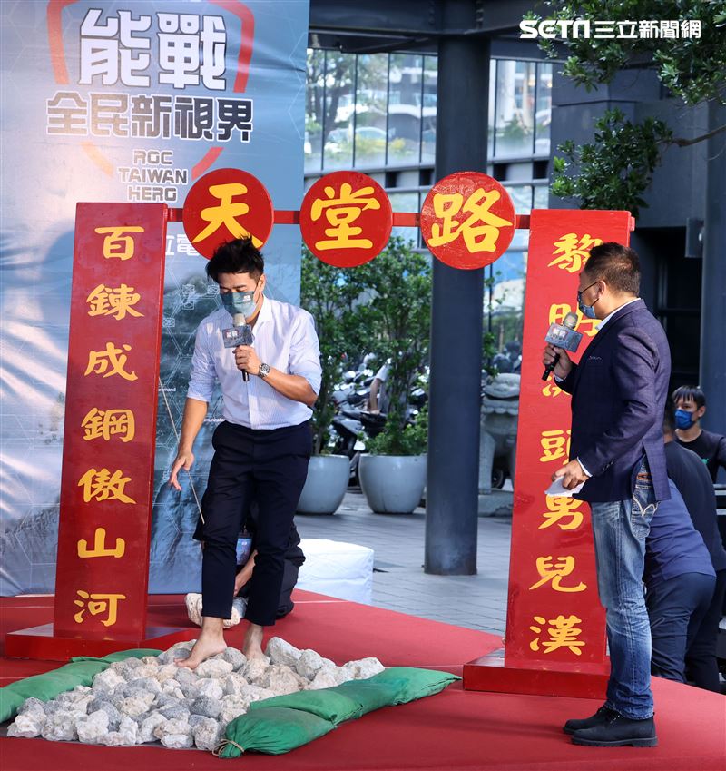 郭彥均接受軍事考驗「天堂路」。（記者邱榮吉/攝影）