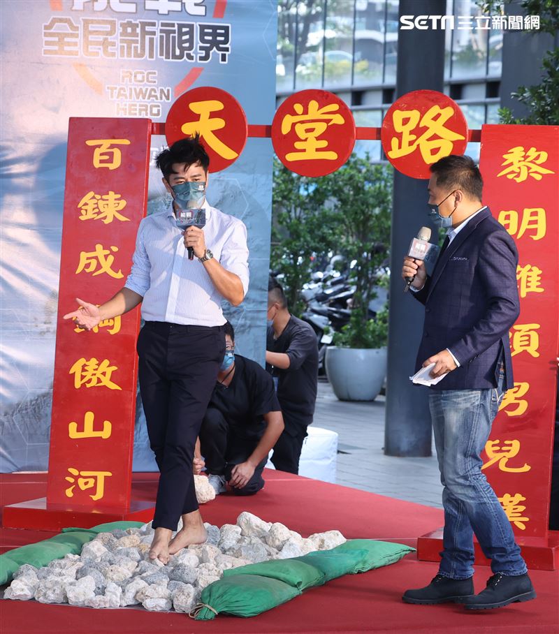 郭彥均接受軍事考驗「天堂路」。（記者邱榮吉/攝影）