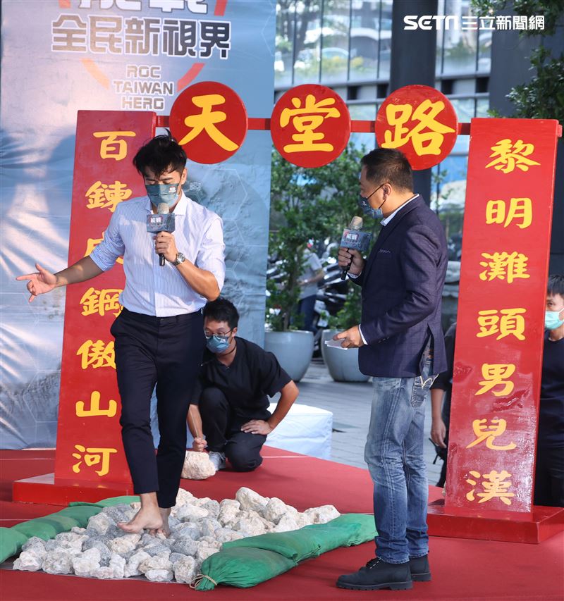 郭彥均接受軍事考驗「天堂路」。（記者邱榮吉/攝影）