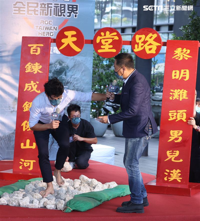 郭彥均接受軍事考驗「天堂路」。（記者邱榮吉/攝影）