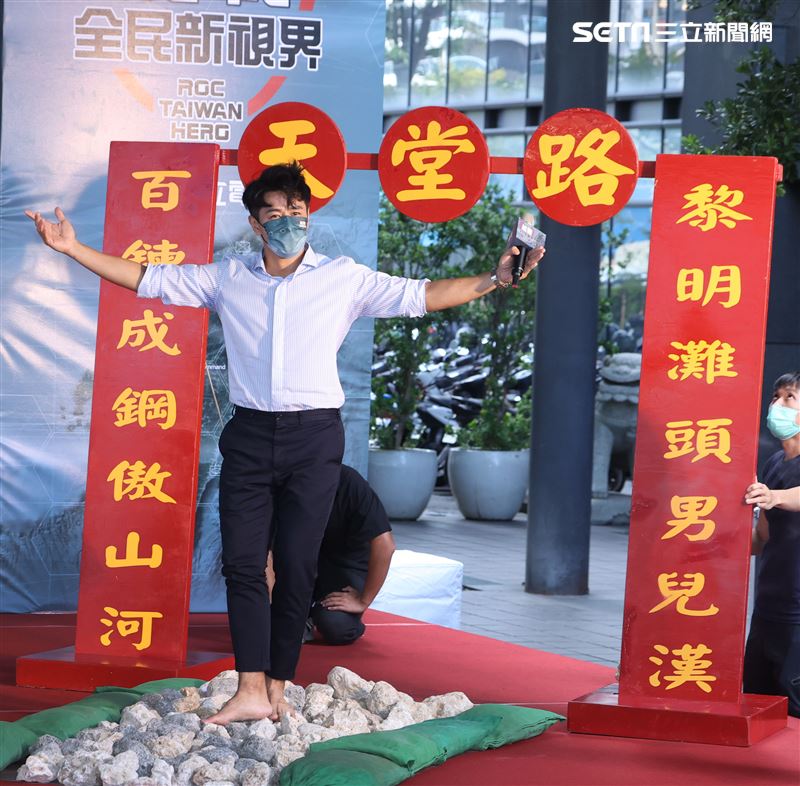 郭彥均接受軍事考驗「天堂路」。（記者邱榮吉/攝影）