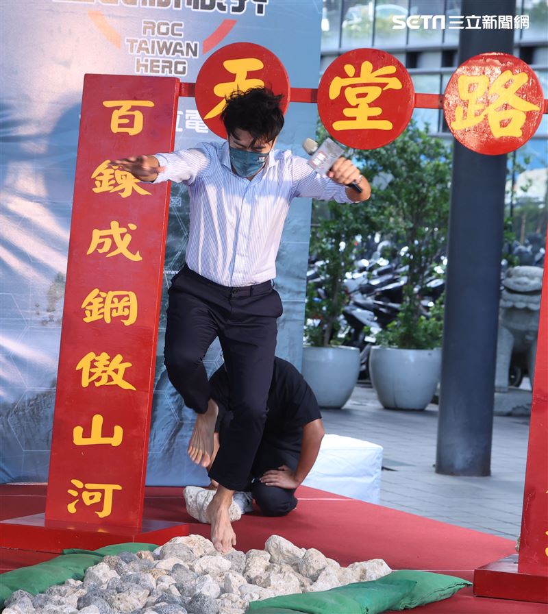 郭彥均接受軍事考驗「天堂路」。（記者邱榮吉/攝影）