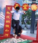 郭彥均接受軍事考驗「天堂路」。（記者邱榮吉/攝影）