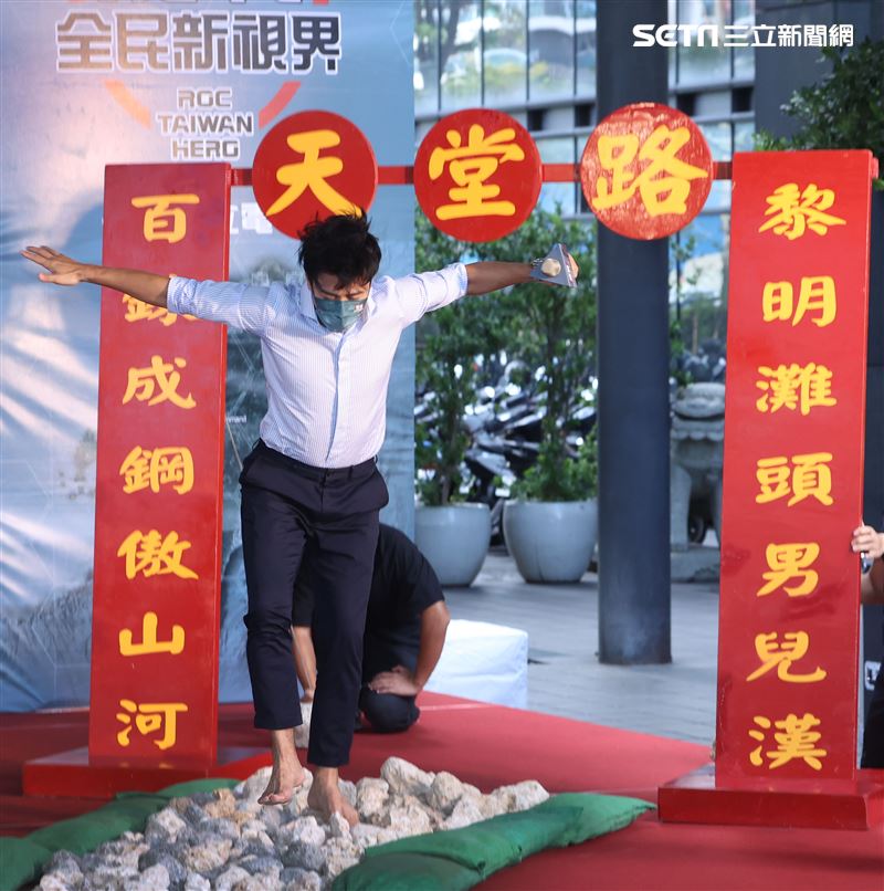 郭彥均接受軍事考驗「天堂路」。（記者邱榮吉/攝影）