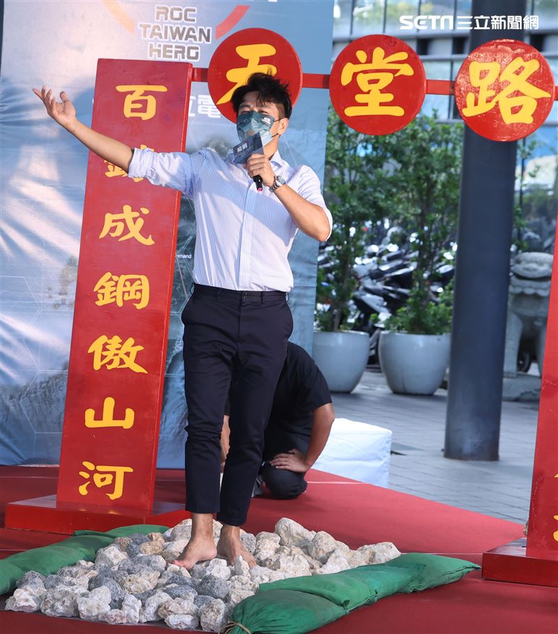 郭彥均接受軍事考驗「天堂路」。（記者邱榮吉/攝影）