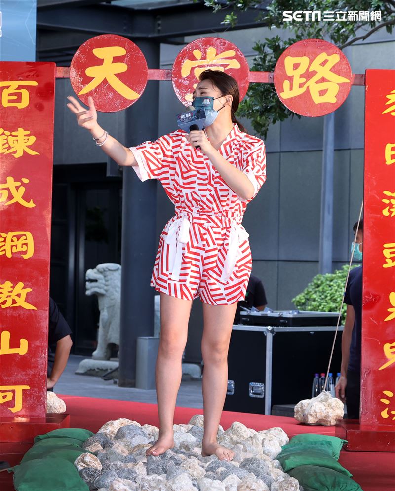 張文綺接受軍事考驗「天堂路」。（記者邱榮吉/攝影）