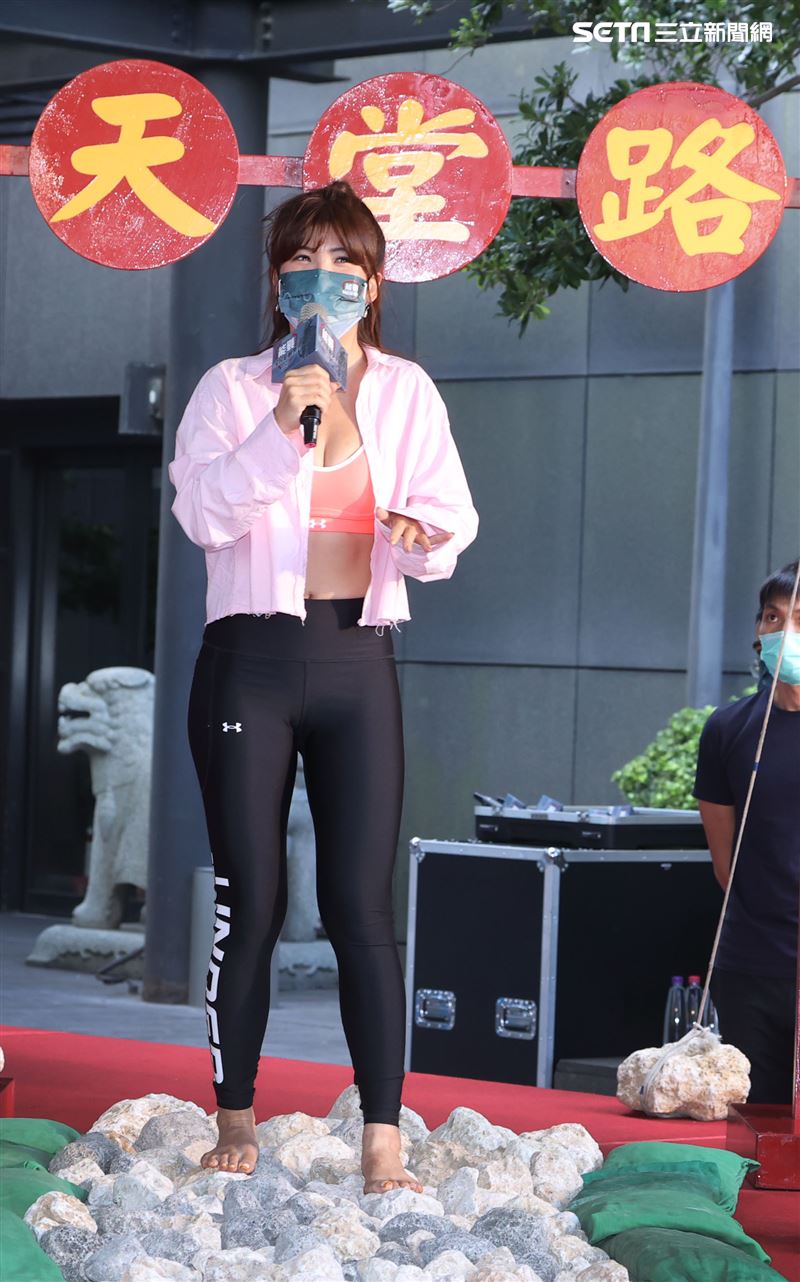 壯壯接受軍事考驗「天堂路」。（記者邱榮吉/攝影）