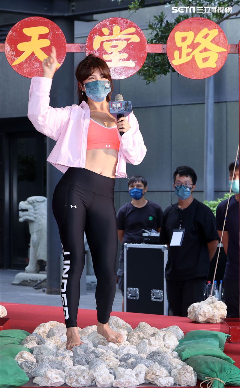 壯壯接受軍事考驗「天堂路」。（記者邱榮吉/攝影）