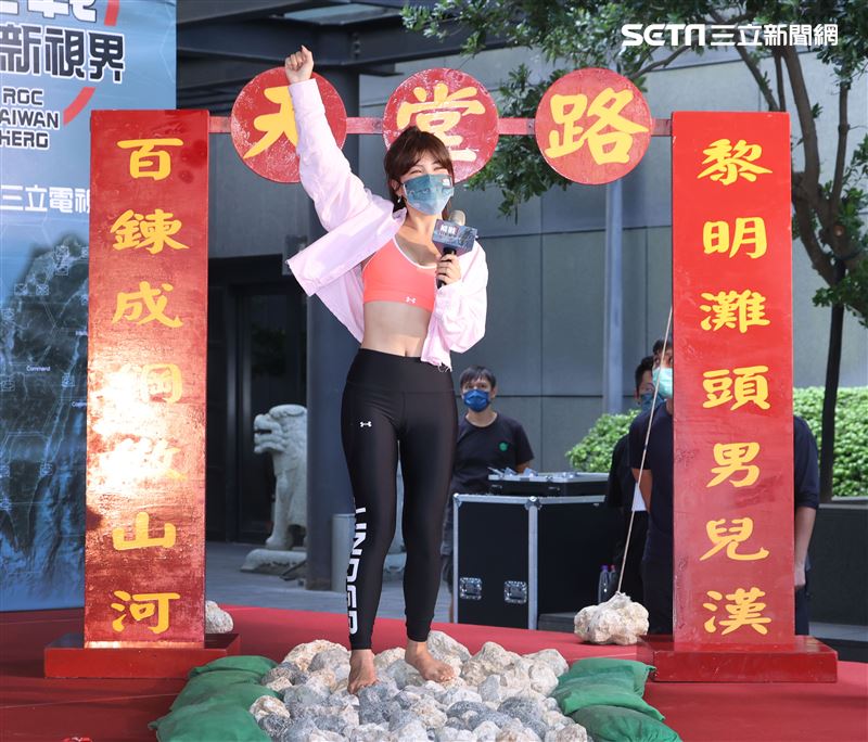 壯壯接受軍事考驗「天堂路」。（記者邱榮吉/攝影）