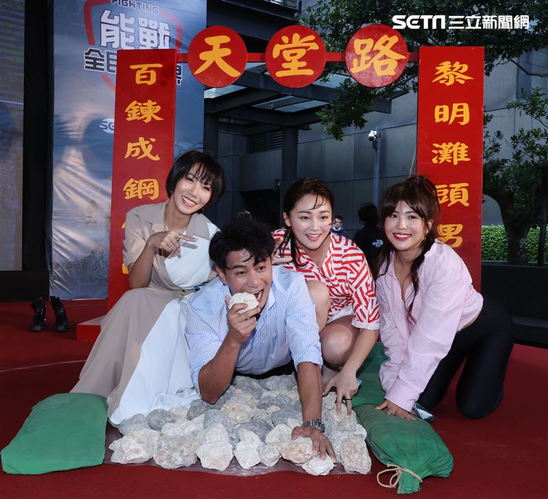 張文綺、壯壯、郭彥均、大牙接受軍事考驗「天堂路」。（記者邱榮吉/攝影）