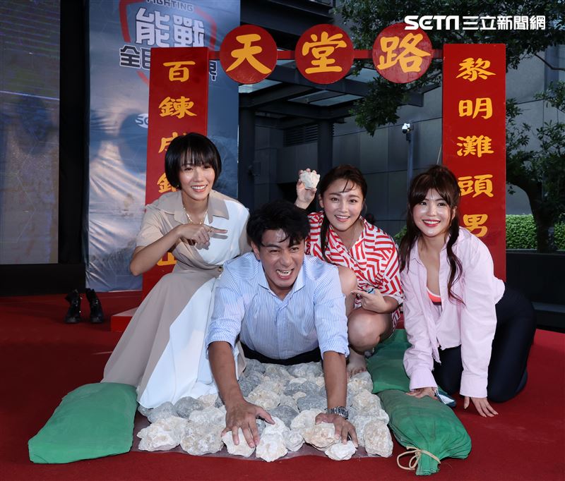 張文綺、壯壯、郭彥均、大牙接受軍事考驗「天堂路」。（記者邱榮吉/攝影）