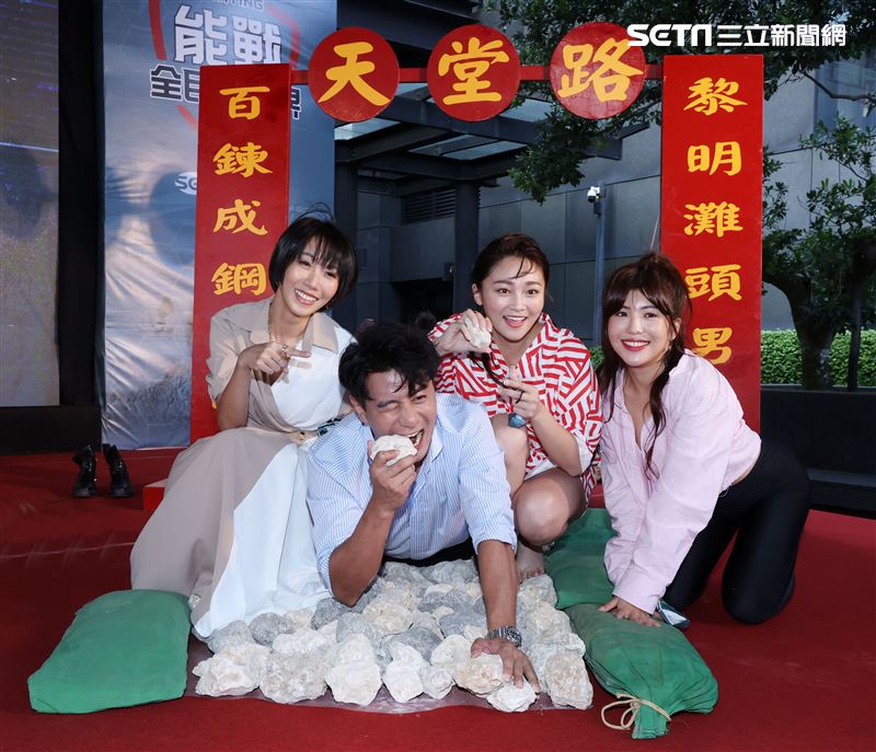 張文綺、壯壯、郭彥均、大牙接受軍事考驗「天堂路」。（記者邱榮吉/攝影）