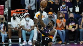 ▲傳太陽不願開出頂薪，艾頓（DeAndre Ayton）去留陷入膠著。（圖／美聯社／達志影像）