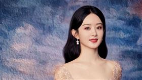 趙麗穎21日晚間以裸色低胸禮服出席中秋晚會，舉手自拍胸前空隙引起討論。微博