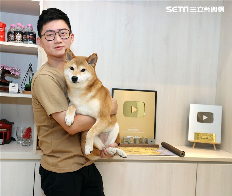 視網膜三立新聞網專訪。（記者邱榮吉/攝影）