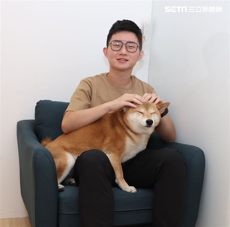 視網膜三立新聞網專訪。（記者邱榮吉/攝影）