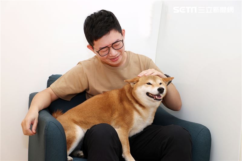 視網膜三立新聞網專訪。（記者邱榮吉/攝影）