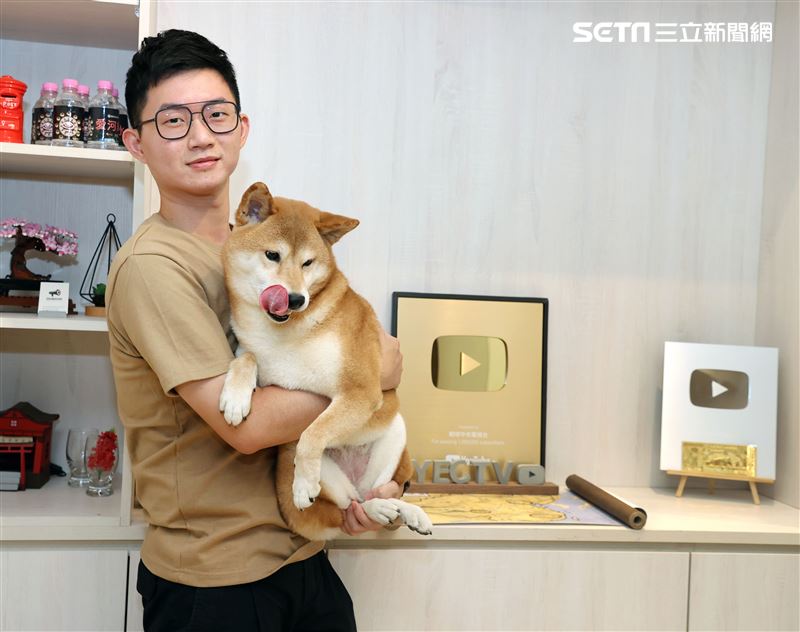 視網膜三立新聞網專訪。（記者邱榮吉/攝影）