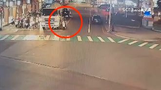 逆向超車停死角　婦遭混凝土車輾骨折