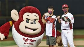 ▲射箭選手鄧宇成到桃園青埔球場開球。（圖／Rakuten球團提供）