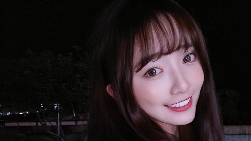 網紅主播嫩舌滑出　深長上圍洩美胸